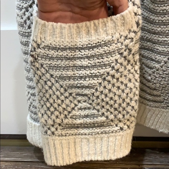 Cozy, neutral sweater - Picture 3 of 3